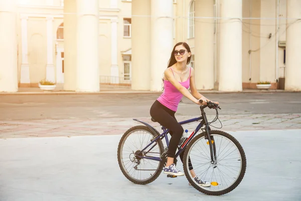 Belle Fille Vélo Dans Une Ville Des Gens Actifs Extérieur — Photo