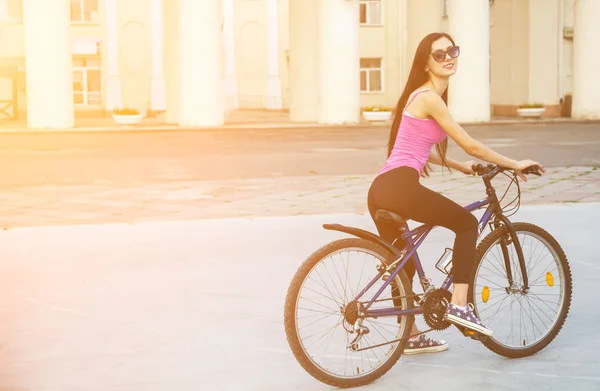 Belle Fille Vélo Dans Une Ville Des Gens Actifs Extérieur — Photo