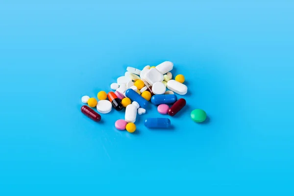 Surtido Píldoras Medicamentos Farmacéuticos Tabletas Cápsulas Sobre Fondo Azul — Foto de Stock