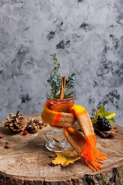 Glühwein Heißgetränk Mit Zitrusfrüchten Apfelbeeren Und Gewürzen Auf Einem Holzstumpf — Stockfoto