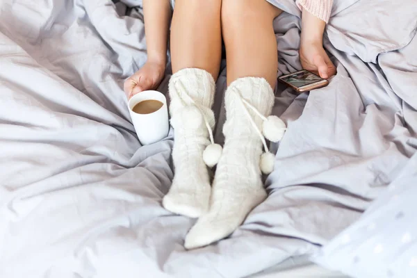 Mujer Descansando Manteniendo Las Piernas Calcetines Calientes Cama Con Café — Foto de Stock