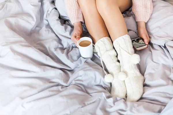 Mujer Descansando Manteniendo Las Piernas Calcetines Calientes Cama Con Café — Foto de Stock