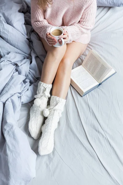 Mulher Descansando Mantendo Pernas Meias Quentes Cama Com Café Manhã — Fotografia de Stock