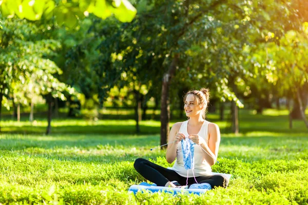 Yoga Yapmak Için Halıda Spor Takım Elbiseli Genç Bir Kadın — Stok fotoğraf