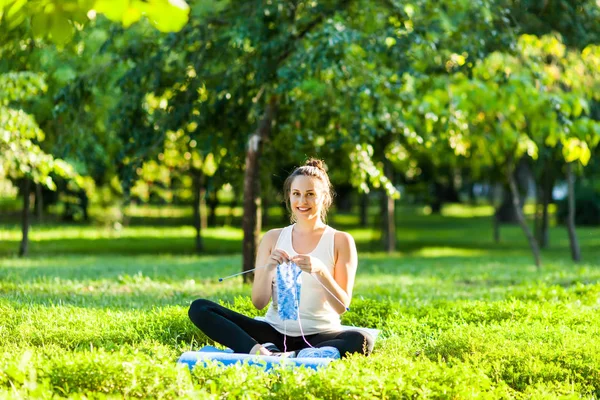 Yoga Yapmak Için Halıda Spor Takım Elbiseli Genç Bir Kadın — Stok fotoğraf