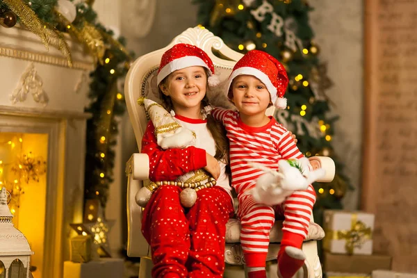 Niños Pequeños Felices Pijamas Rayas Rojas Juego Hermosa Sala Estar — Foto de Stock