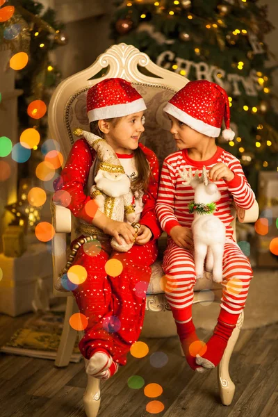 Niños Pequeños Felices Pijamas Rayas Rojas Juego Hermosa Sala Estar —  Fotos de Stock