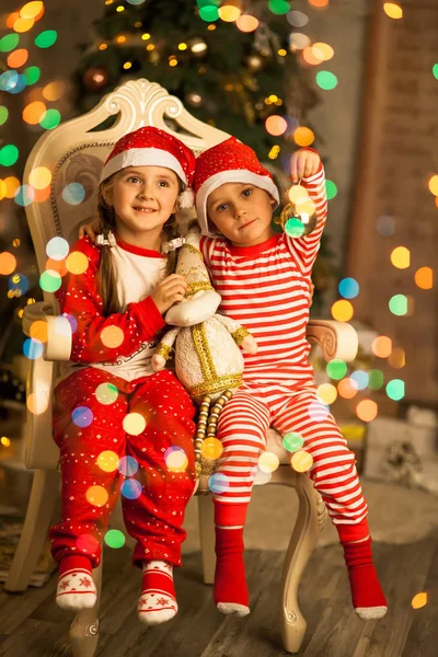 Crianças Felizes Pijama Listrado Vermelho Combinando Bela Sala Estar Amigos — Fotografia de Stock