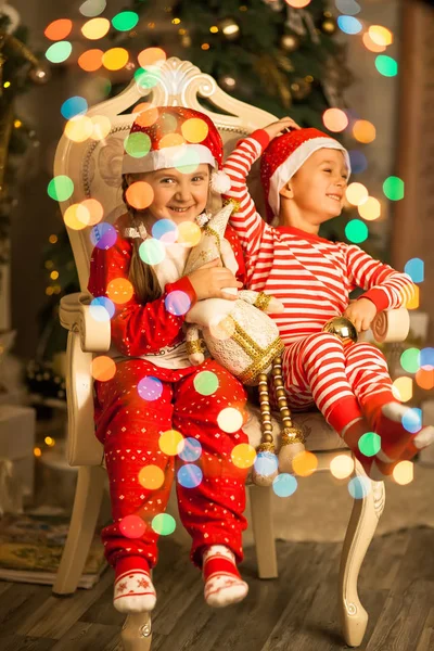 Crianças Felizes Pijama Listrado Vermelho Combinando Bela Sala Estar Amigos — Fotografia de Stock