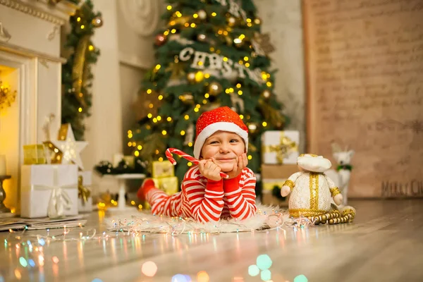 Lindo Niño Pijama Rojo Rayado Sombrero Encuentra Cerca Árbol Navidad — Foto de Stock