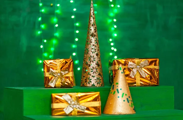 Рождественский Подарок Золотая Коробка Зеленом Фоне Светом — стоковое фото