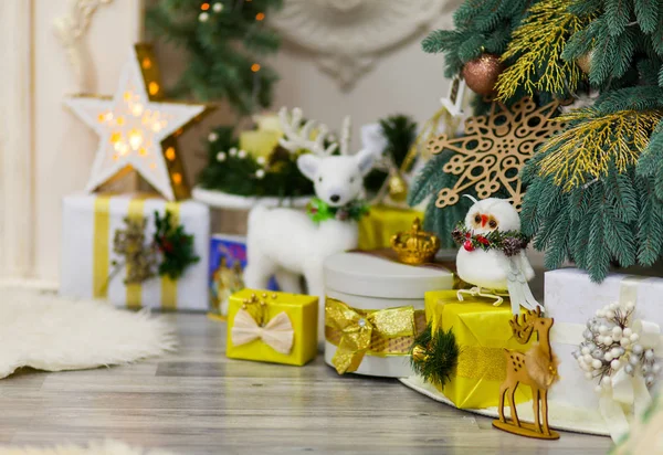 Caixas Natal Bonitas Sob Árvore Ano Novo Estilo Luz Elegante — Fotografia de Stock