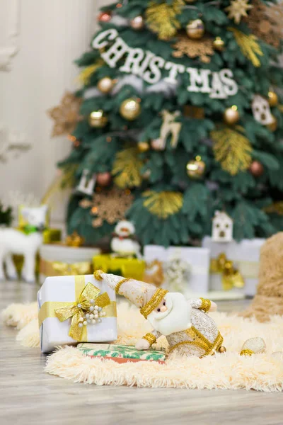 Brinquedo Dourado Santa Belas Caixas Natal Sob Árvore Ano Novo — Fotografia de Stock