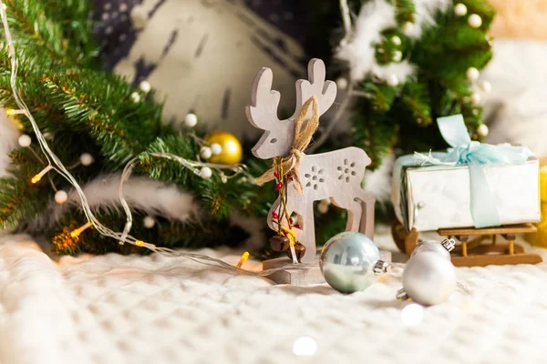 Kerstcadeaus Houten Speelgoed Herten Tegen Kerstboom — Stockfoto