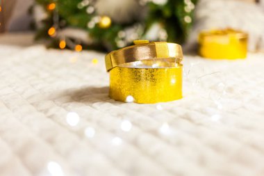 Altın yuvarlak hediye kutuları Noel arka planında parlıyor