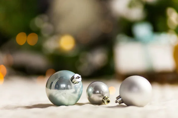 Pearl Grey Noel Topları Bokeh Arka Planına Yakın — Stok fotoğraf