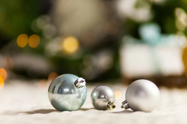 Bolas Navidad Gris Perla Cerca Sobre Fondo Bokeh —  Fotos de Stock