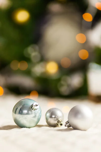 Bolas Navidad Gris Perla Cerca Sobre Fondo Bokeh —  Fotos de Stock