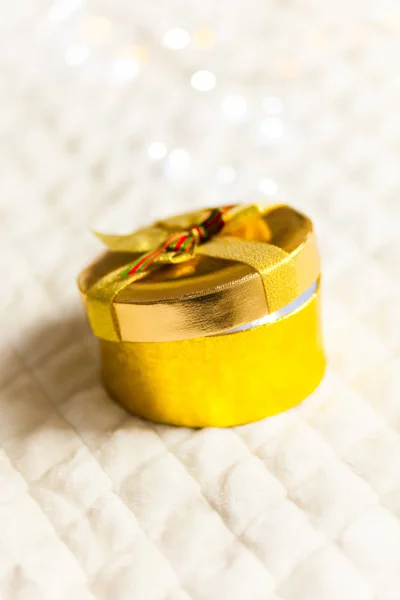 圣诞背景下 金色的圆形礼品盒闪烁着蝴蝶结 — 图库照片