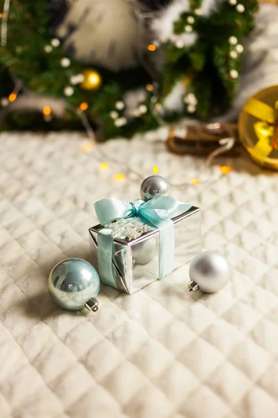 Ασημί Και Μπλε Χριστούγεννα Μπάλες Και Δώρο Δροσερό Ηλεκτροφώτιση Bokeh — Φωτογραφία Αρχείου