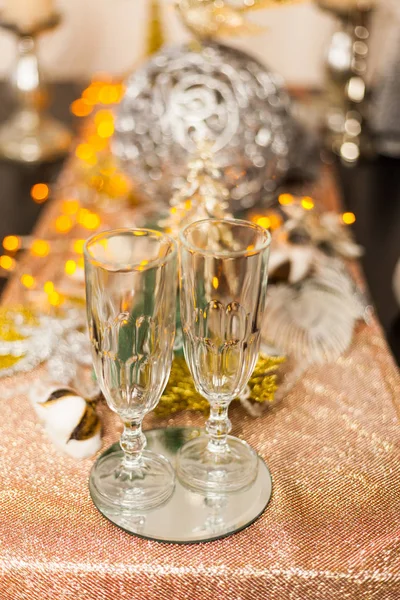 Празднование Рождества Нового Года Бокалами Шампанского Новогодний Праздник Украшенный Стол — стоковое фото