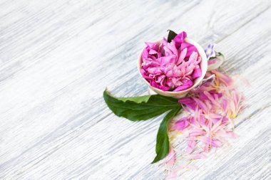 Çay Kupası rustik arka plan üzerinde pembe çiçekli yapılmış yaratıcı düzeni