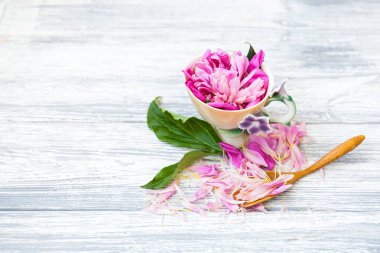 Çay Kupası rustik arka plan üzerinde pembe çiçekli yapılmış yaratıcı düzeni