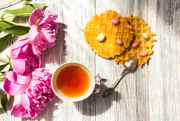 Fincan Yeşil Çay Bahar Peonies Çiçeği Waffle Karamel Eski Bir — Stok fotoğraf
