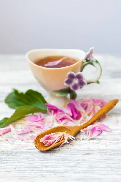 Xícara Chá Verde Peônias Primavera Florescer Fundo Madeira Velho Rústico — Fotografia de Stock