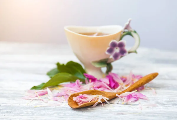 Tasse Grüner Tee Und Frühlingsblumen Blühen Auf Altem Holzgrund Rustikal — Stockfoto