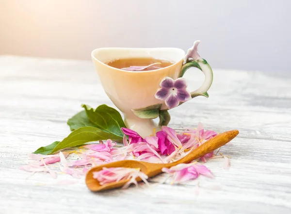 Tasse Grüner Tee Und Frühlingsblumen Blühen Auf Altem Holzgrund Rustikal — Stockfoto