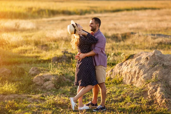 Liebespaar Verliebt Romantische Straße Sommer Feld Glücklich — Stockfoto