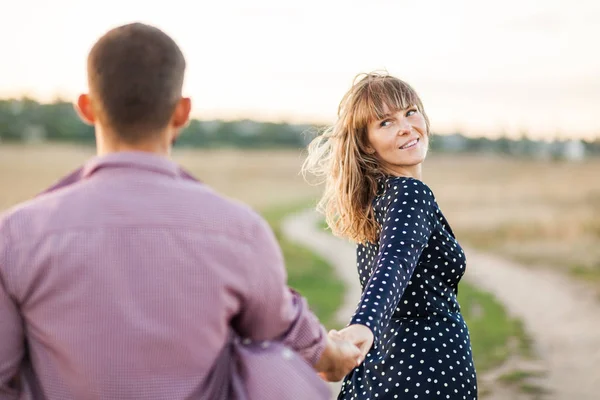 Reser Tillsammans Alla Hjärtans Dag Följ Med Ung Blond Kvinna — Stockfoto