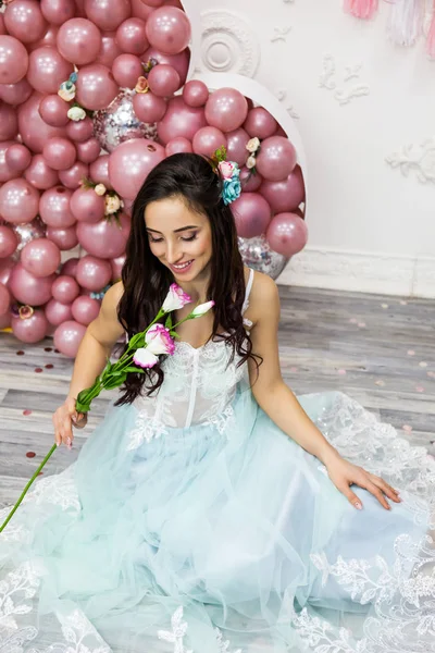 Menina Vestido Com Flor Balão Coração Rosa Fundo Rosa Celebrando — Fotografia de Stock