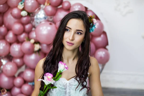 Ragazza Abito Con Fiore Baloon Cuore Rosa Sfondo Rosa Festeggiamo — Foto Stock