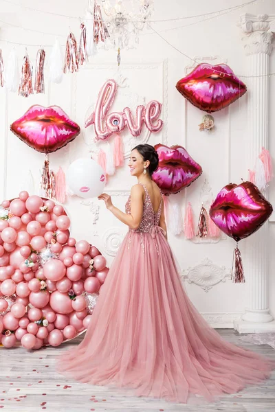 Dziewczyna Tiulowa Sukienka Ballon Pocałunek Warg Różowy Balon Serce Tło — Zdjęcie stockowe