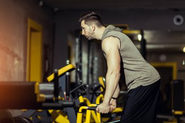 Güç güç sağlıklı yaşam tarzı spor güçlü kas adam, egzersizleri yapıyor spor salonunda egzersiz kavramı