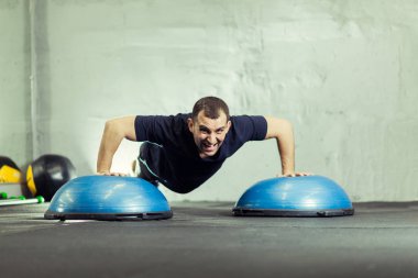 Push ups egzersiz fitness salonunda yakışıklı bir adam portresi