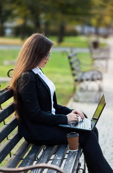 Coffee Break Business Woman Sitting Park Bench Working Laptop — Stock Photo, Image