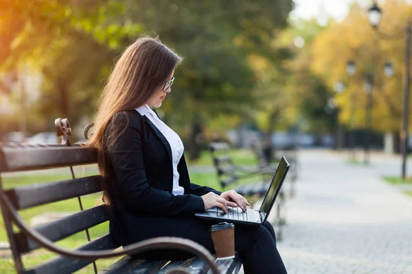 Coffee Break Business Woman Sitting Park Bench Working Laptop — Stock Photo, Image