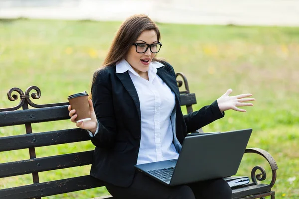 Coffee Break Surprised Business Woman Sitting Park Bench Working Laptop — Stock Photo, Image