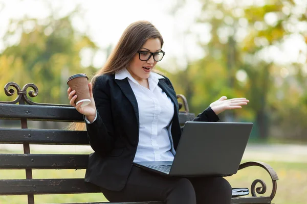 Coffee Break Surprised Business Woman Sitting Park Bench Working Laptop — Stock Photo, Image