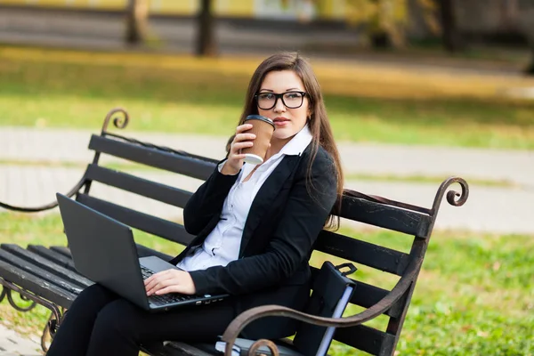 Coffee Break Business Woman Sitting Park Bench Working Laptop — Stock Photo, Image