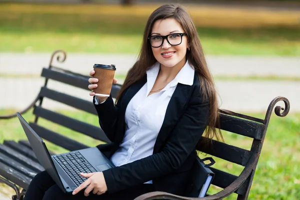 Coffee Break Smiling Business Woman Sitting Park Bench Working Laptop — Stock Photo, Image