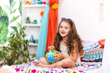 Küre Arapça iç bulunan küçük kız