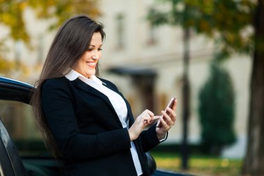 Bir cep telefonu sokakta çalışan icra