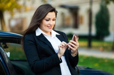 Bir cep telefonu sokakta çalışan icra