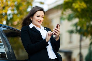 Bir cep telefonu sokakta çalışan icra