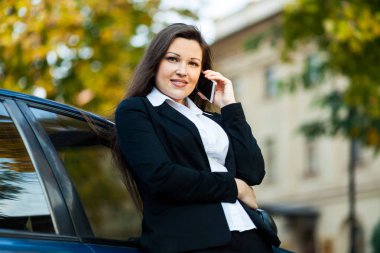 Bir cep telefonu sokakta çalışan icra