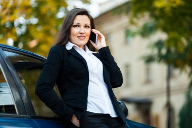 Bir cep telefonu sokakta çalışan icra